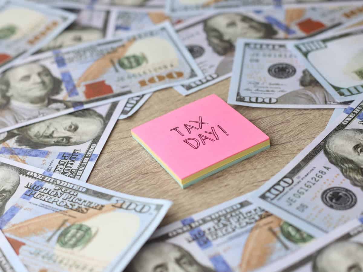 tax day written on a sticky note against the dolla 2026 03 18 04 24 03 utc